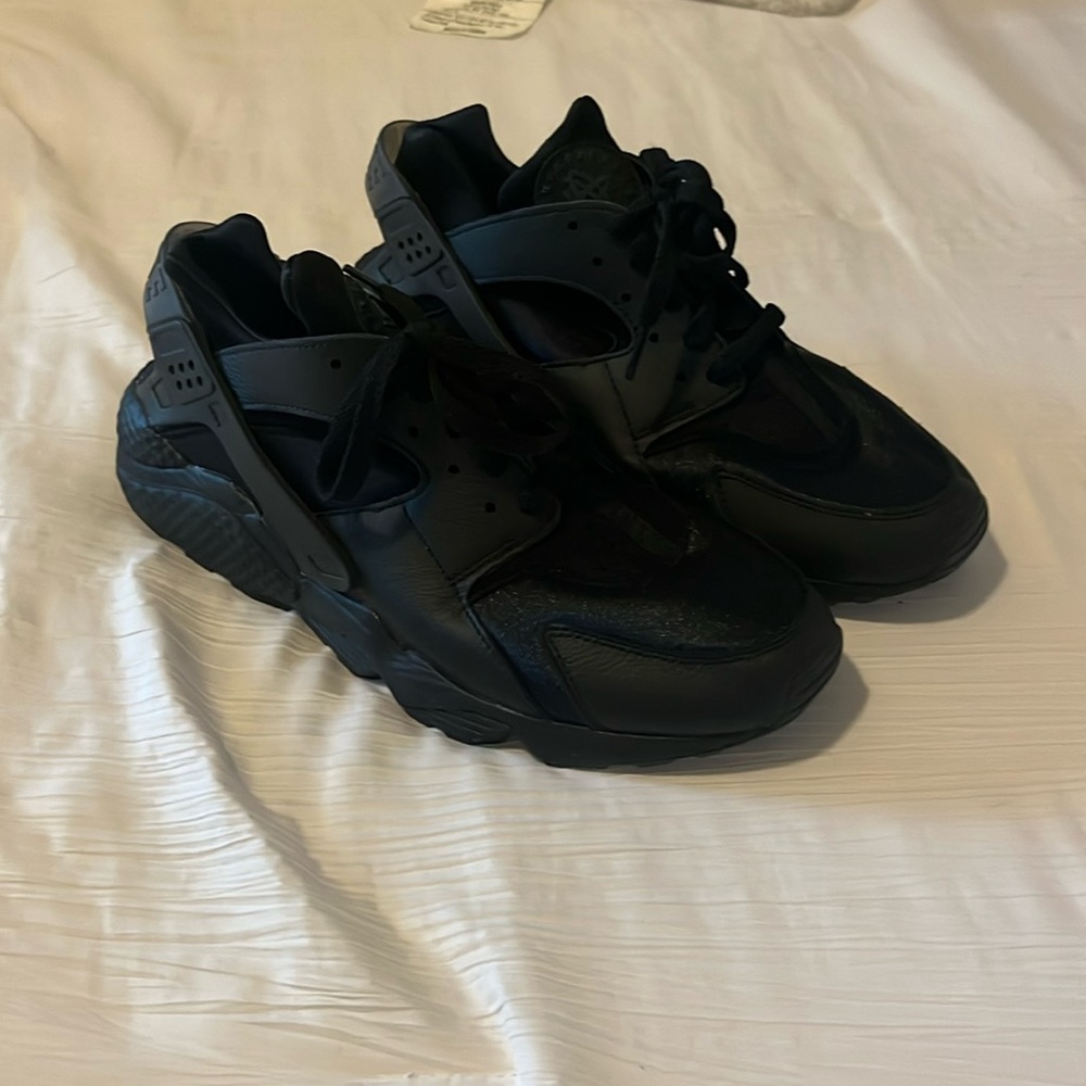 All black Nike Hurrachie, worn twice, very comfortable.